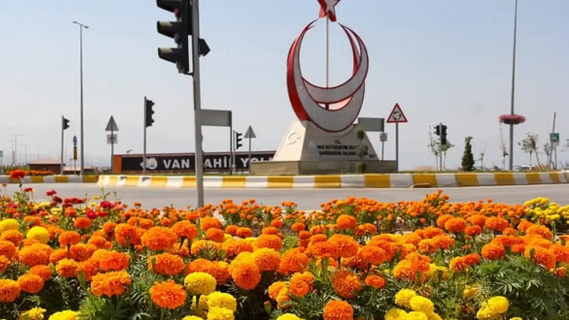 Van Sahil Yolu'nda Peyzaj Çalışmaları Devam Ediyor