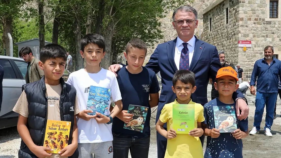 Van Valisi Balcı'nın çocuklara kitap hediye ederek okuma alışkanlığı kazandırma çabası