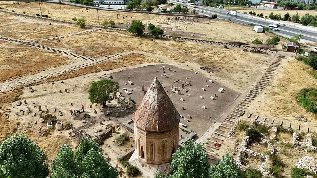 Van Valisi Balcı, Selçuklu Mezarlığı'ndaki Çalışmaları Yerinde İnceledi