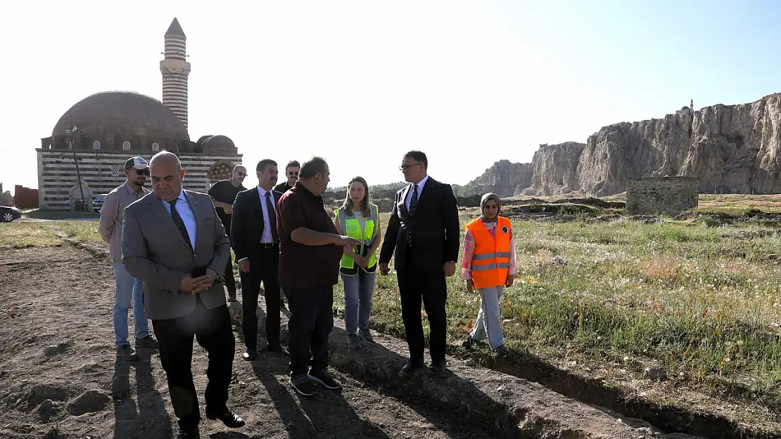 Van Valisi Ozan Balcı, Tarihi Van Kalesi Güney Surları Restorasyon Çalışmalarını Yerinde İnceledi