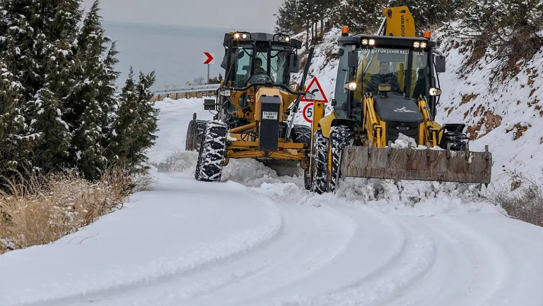 Van ve Bitlis'te 44 yerleşim biriminin yolu kapalı