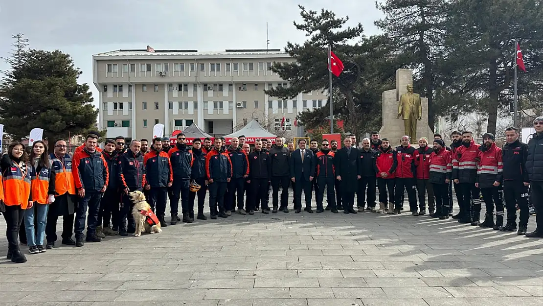 Van ve Bitlis'te 6 Şubat depremlerinin yıl dönümünde anma programları düzenlendi