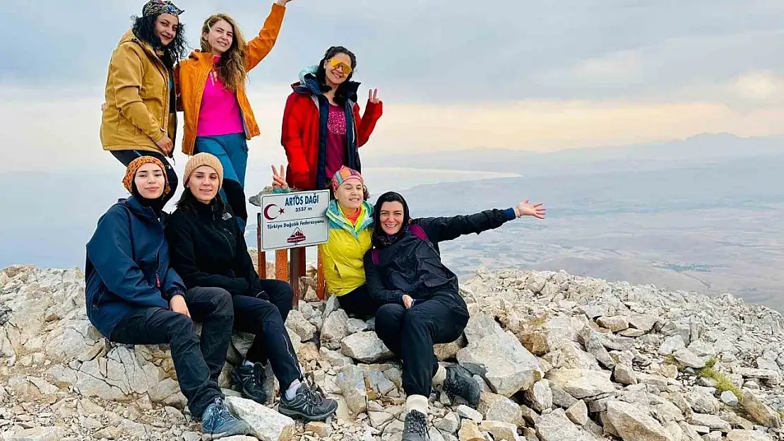 Vanlı Dağcılar, Artos ve Sümbül Dağı Zirvelerini Aynı Günde Fethetti