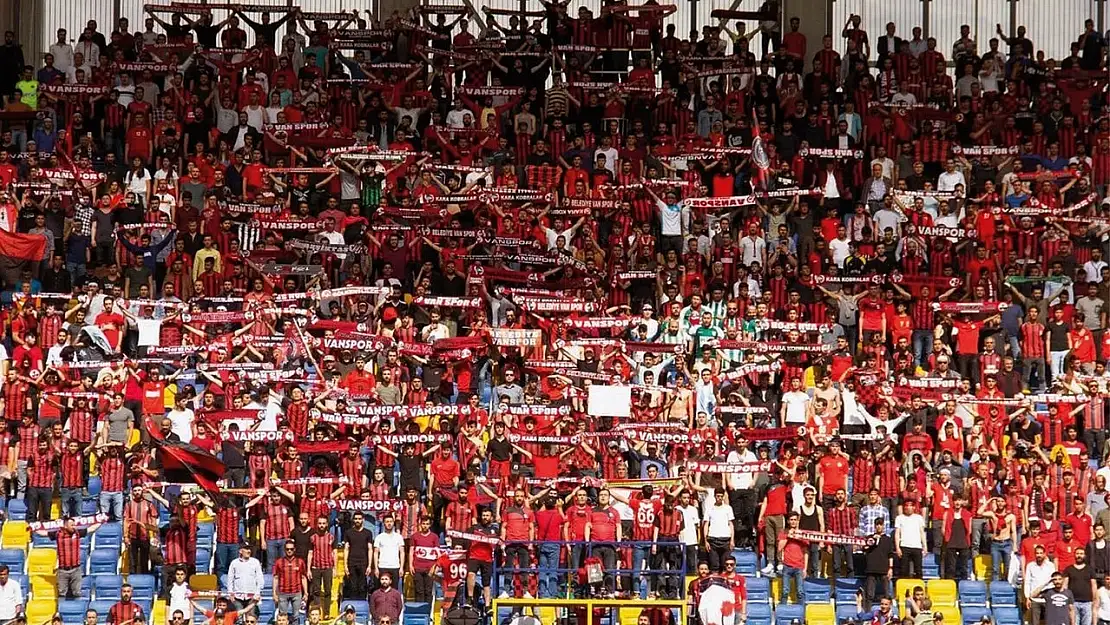 Vanlı İş İnsanından Vanspor'a Final Öncesi 1500 Atkı ve Bayrak Desteği