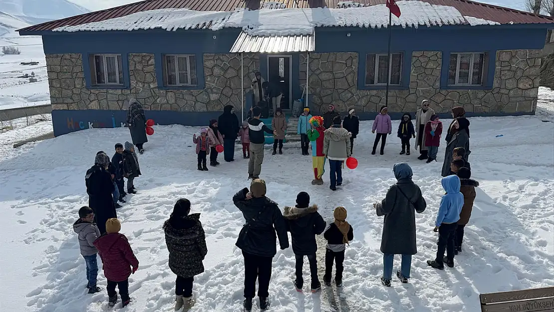 Vanlı kadınlardan kırsaldaki çocuklara sıcak dokunuş