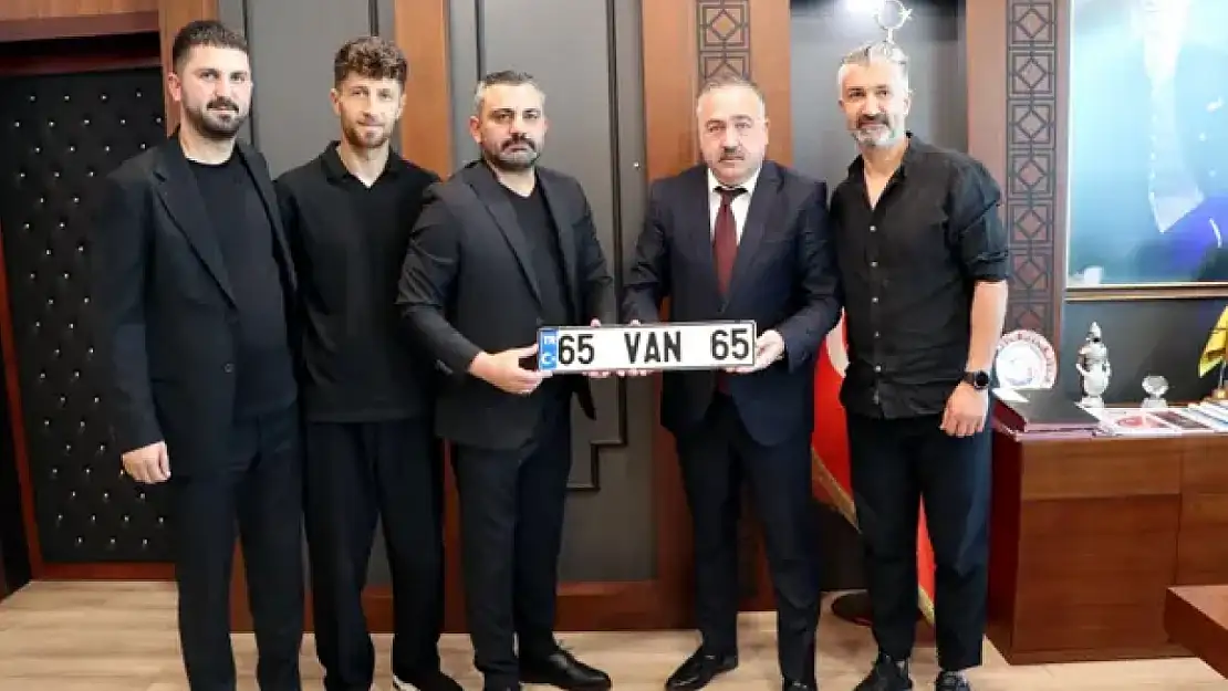 Vanspor'a özel '65 VAN 65' plaka hediye edildi, geliri kulübe bağışlanacak