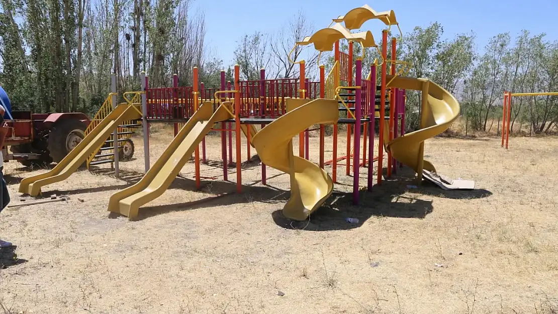 Varto Belediyesi çocuk parkında yenileme çalışmaları ile güvenli oyun alanları yaratıyor