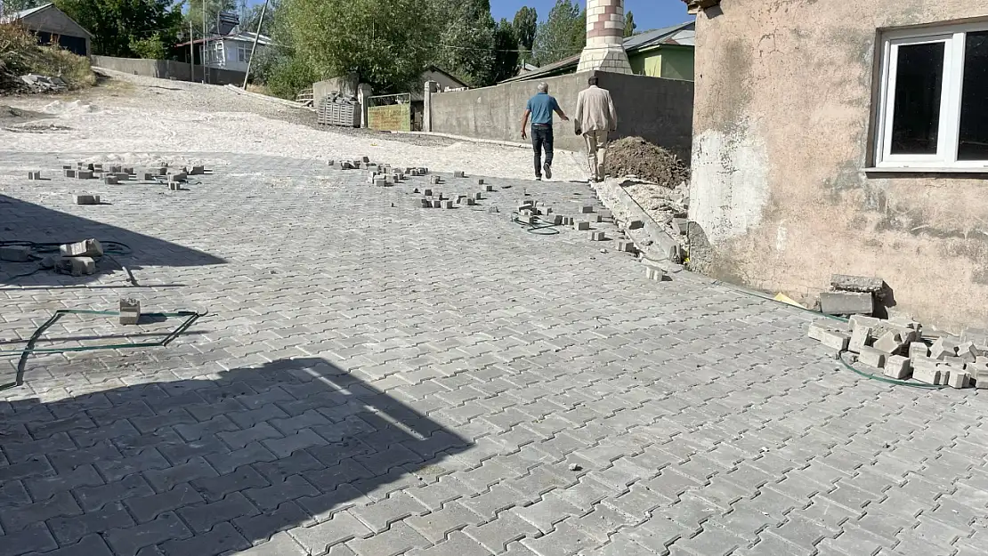 Varto'da Cami Bahçeleri ve Yollar Kilitli Parke Taşıyla Yenilendi