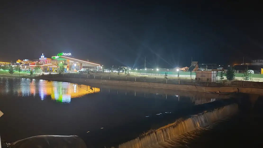 Yağışsız günler Murat Nehri'ni etkiledi