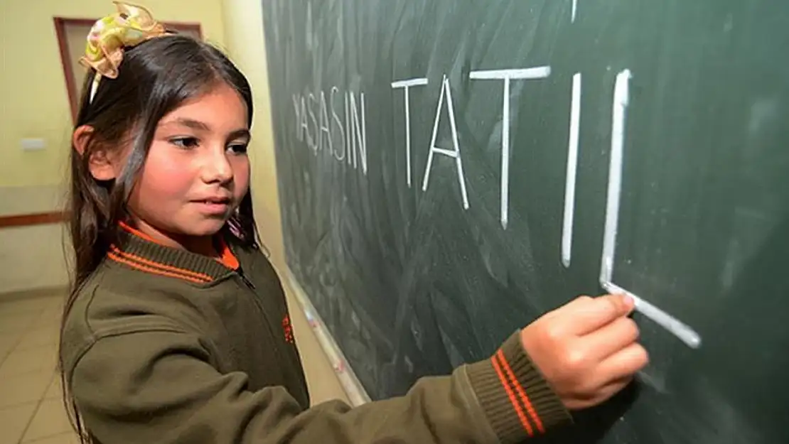 Yarın okul var mı? 22 Nisan 2025 okul var mı? 22 Nisan okul yarım gün mü?