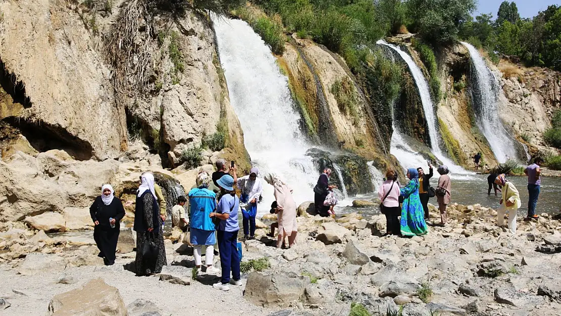 Yaşlılara Doğayla Buluşma Fırsatı: Van'da Muradiye Şelalesi'nde Keyifli Gezi Devam Ediyor