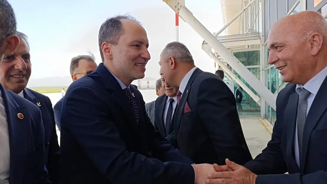Yeniden Refah genel başkanı Erbakan Ağrı'da çiçeklerle karşılandı