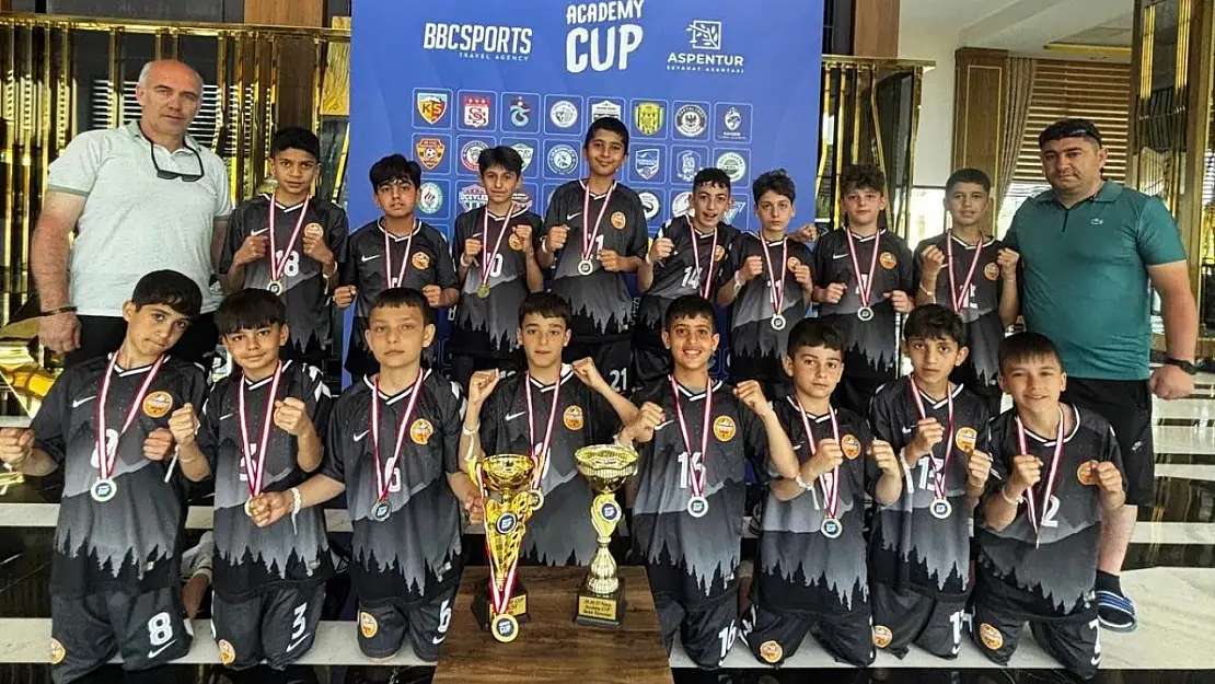 Yıldızkent Spor Kulübü, Antalya'da çifte kupa kazandı Tuncay Aydın turnuvanın gol kralı oldu!