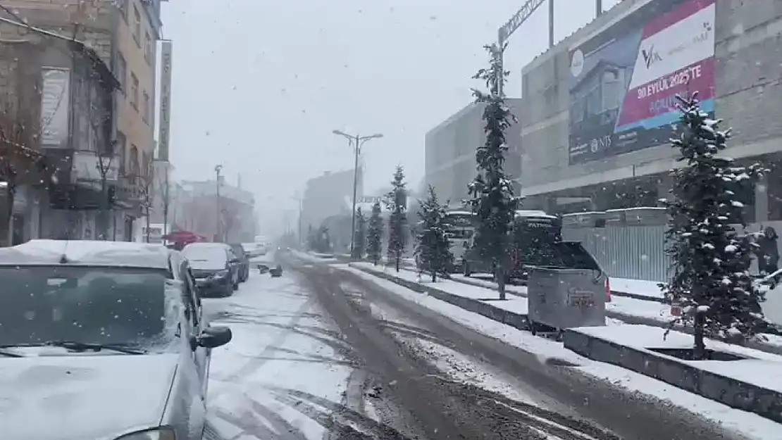 Yoğun kar yağışı Patnos'ta ulaşımı aksattı