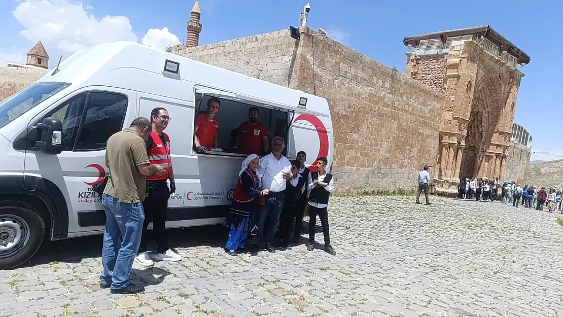 'Zeytindağı Çocukları' sergisine Doğubayazıt Kızılay'dan destek