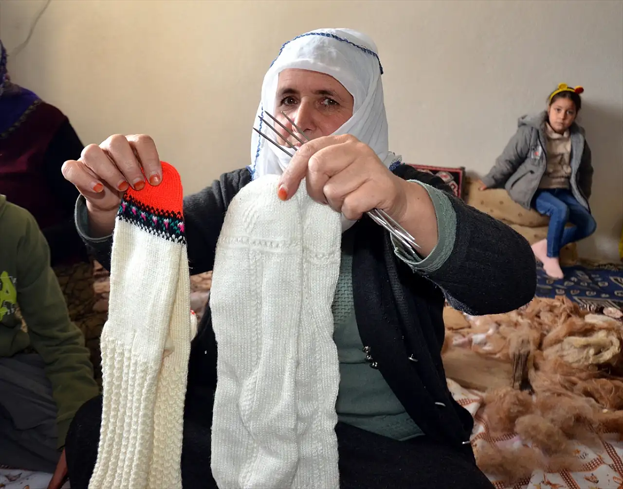 Muş'ta yün çorap geleneği yaşatılıyor