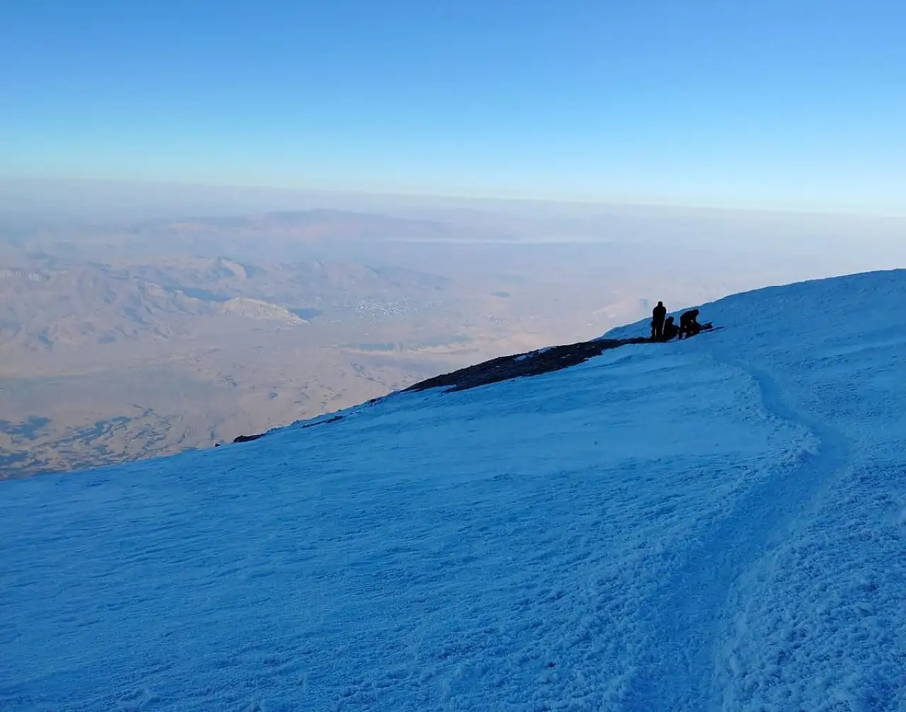Kar yağışıyla canlanan Ağrı Dağı'nda dağcılar zirve yolunda