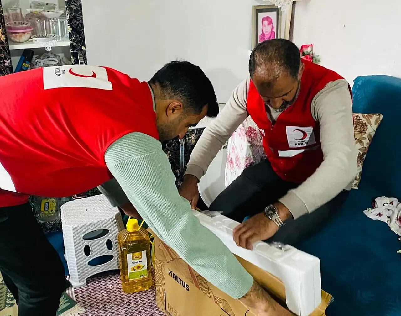 Taşlıçay Kızılay gönüllüleri bağış televizyonunu Sofi Amca'ya ulaştırdı