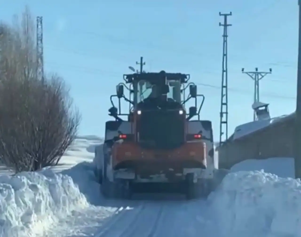 Diyadin'de kar mesaisi: Ekipler yolları tek tek açıyor