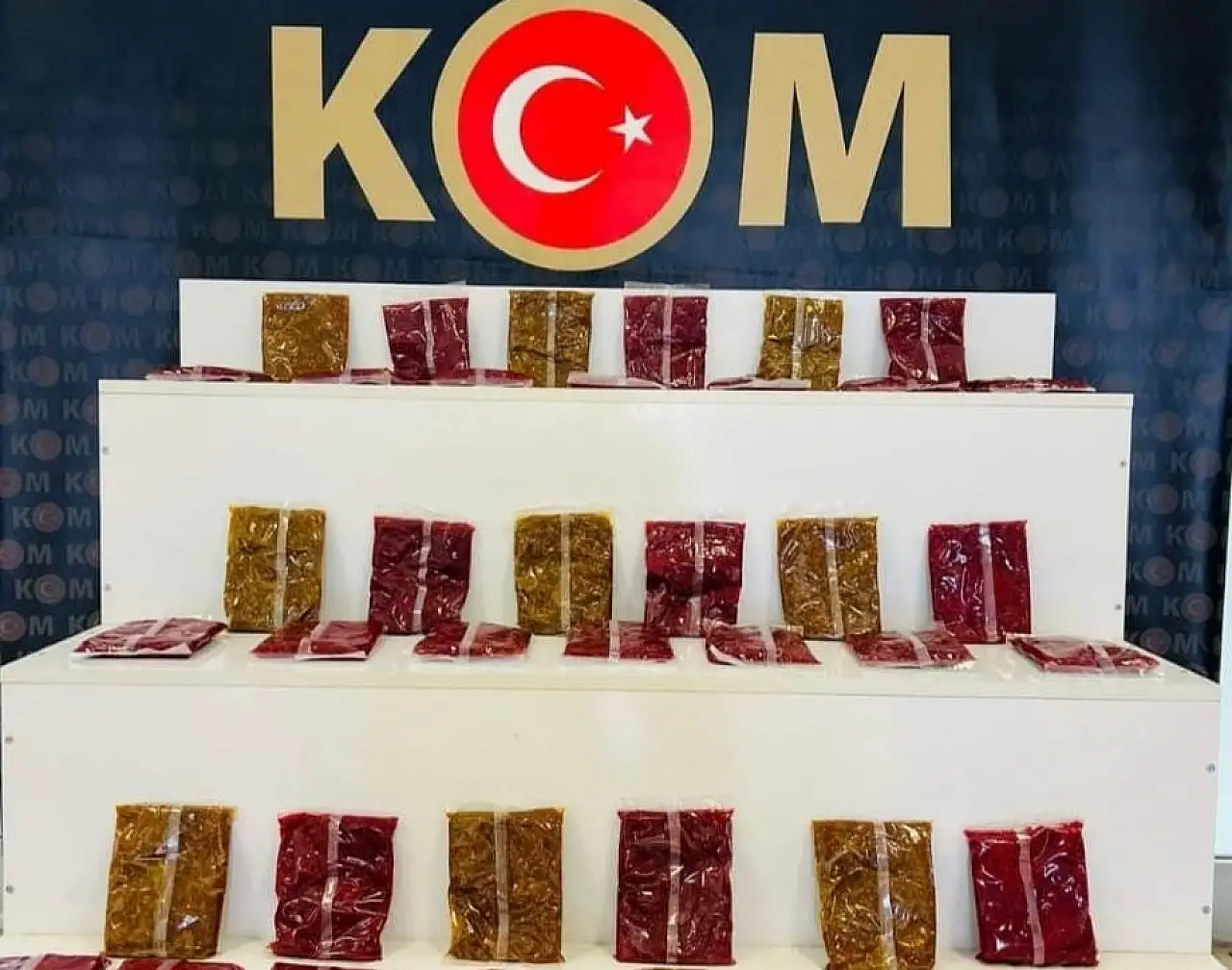 Muş'ta şüpheli araçtan kaçak ürünler çıktı: 98 cep telefonu ele geçirildi