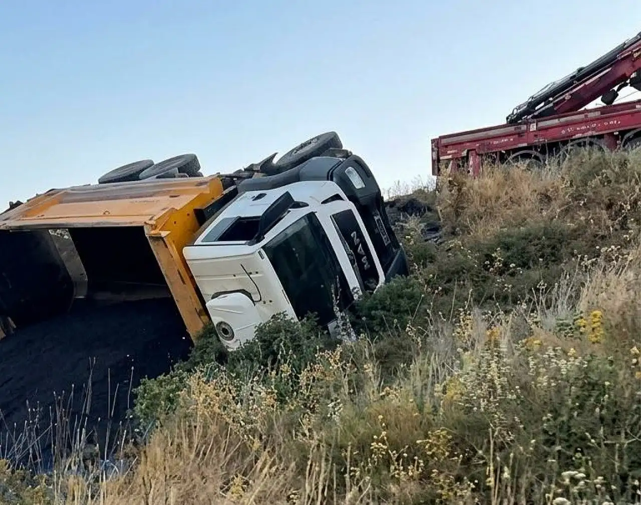 Muş'ta asfalt yüklü iş makinesi devrildi: Sürücü yaralandı