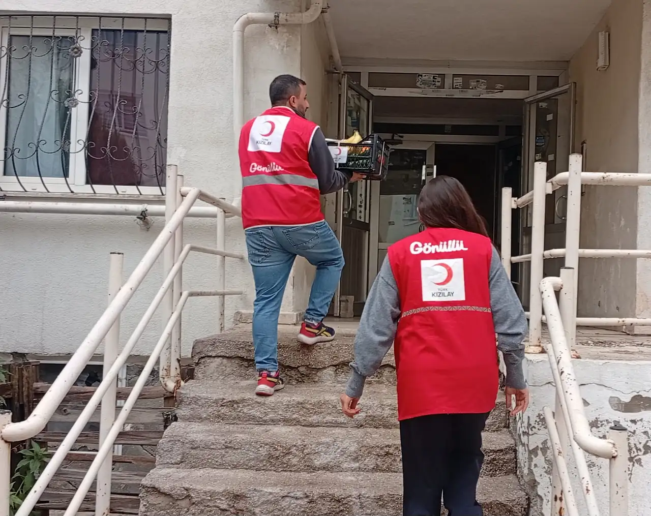 Ağrı'da yalnız yaşayan yaşlıların kapısını Kızılay çaldı