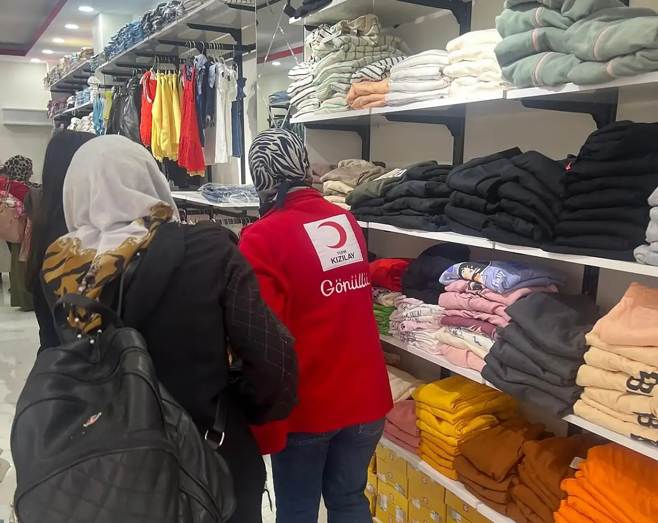 Doğubayazıt'ta Kızılay Butik Mağazasında Giyim Yardımları Sürüyor