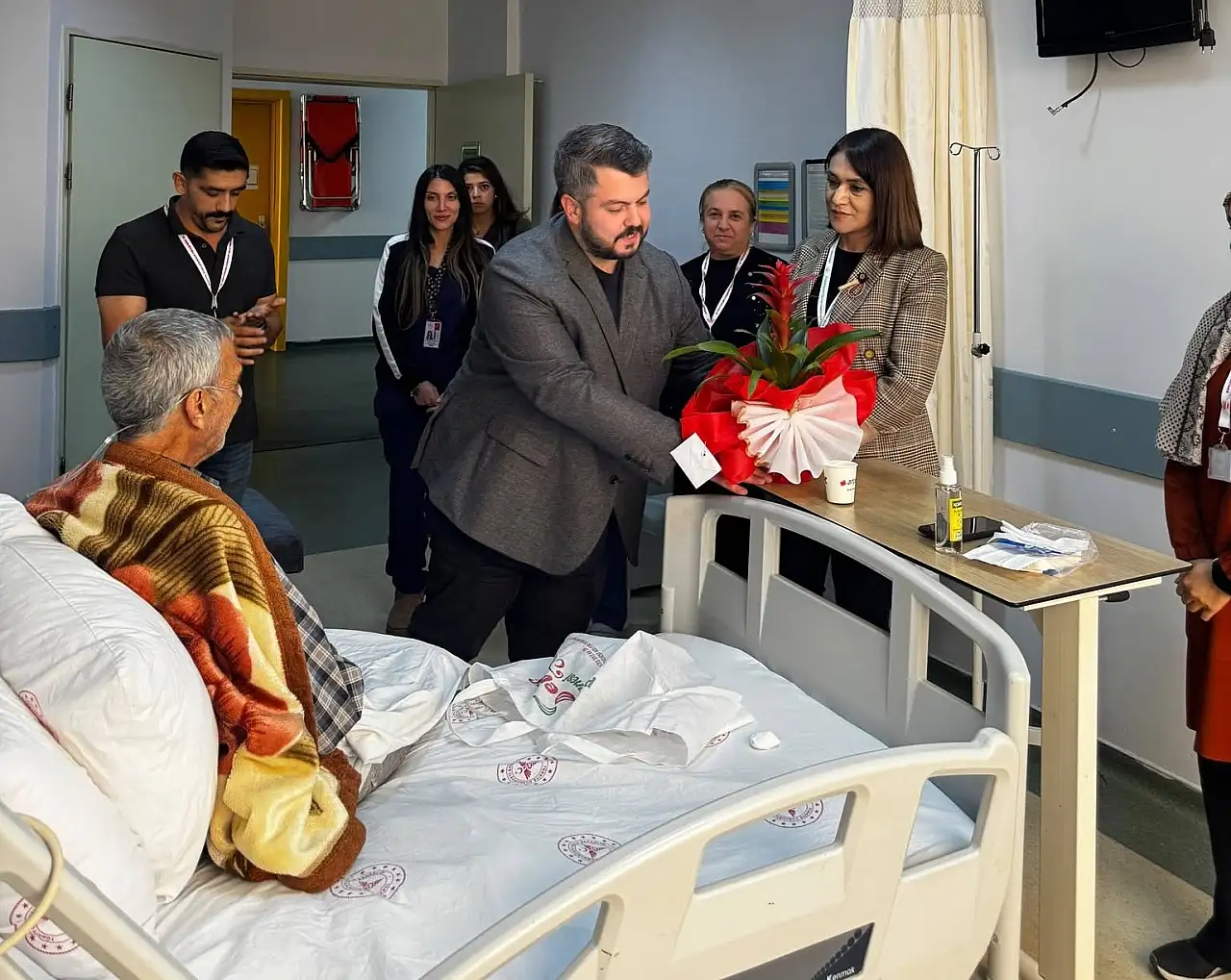 Doğubayazıt Devlet Hastanesinde hastaya moral desteği