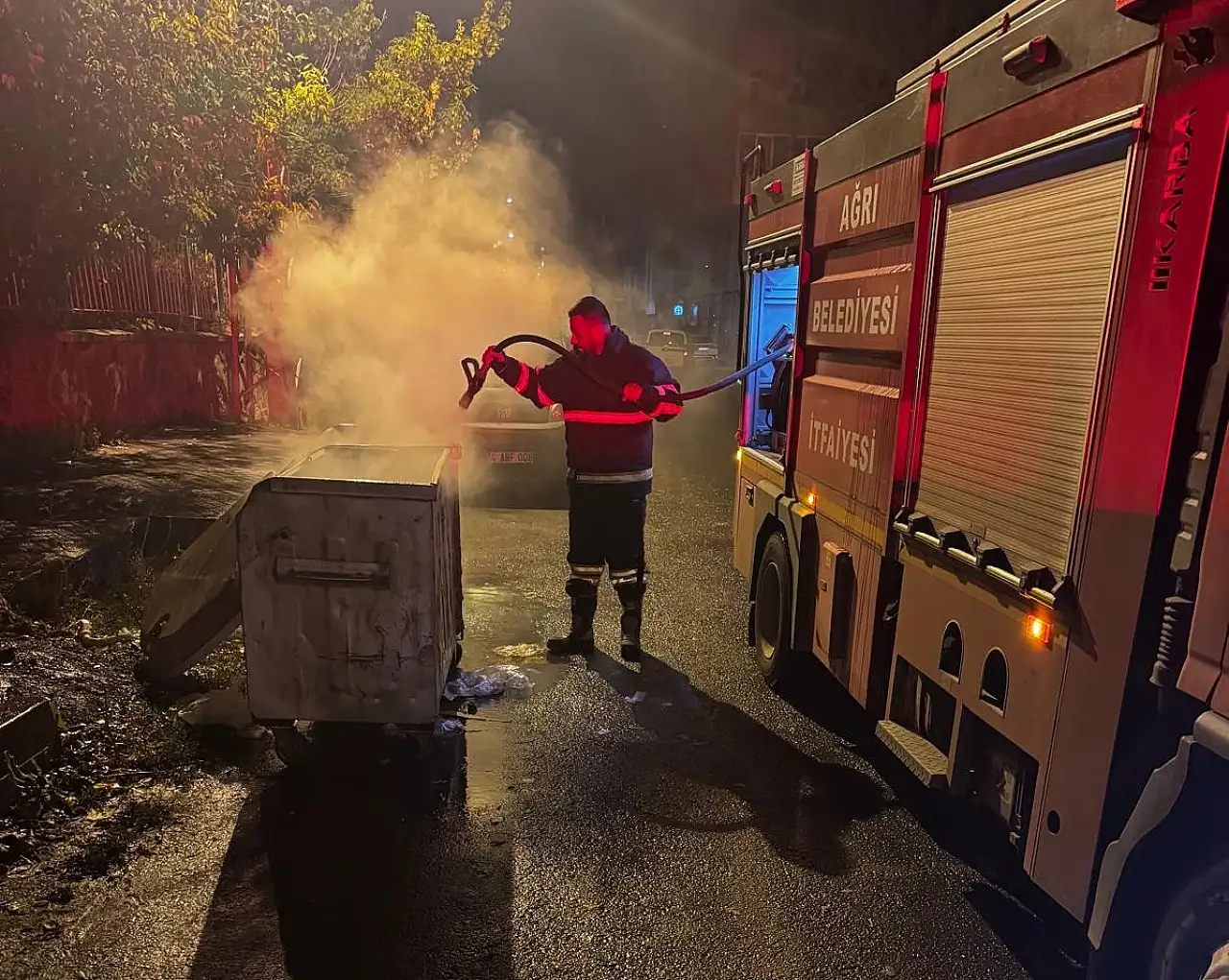 Naci Gökçe Lisesi yanında çöp konteyneri alev aldı