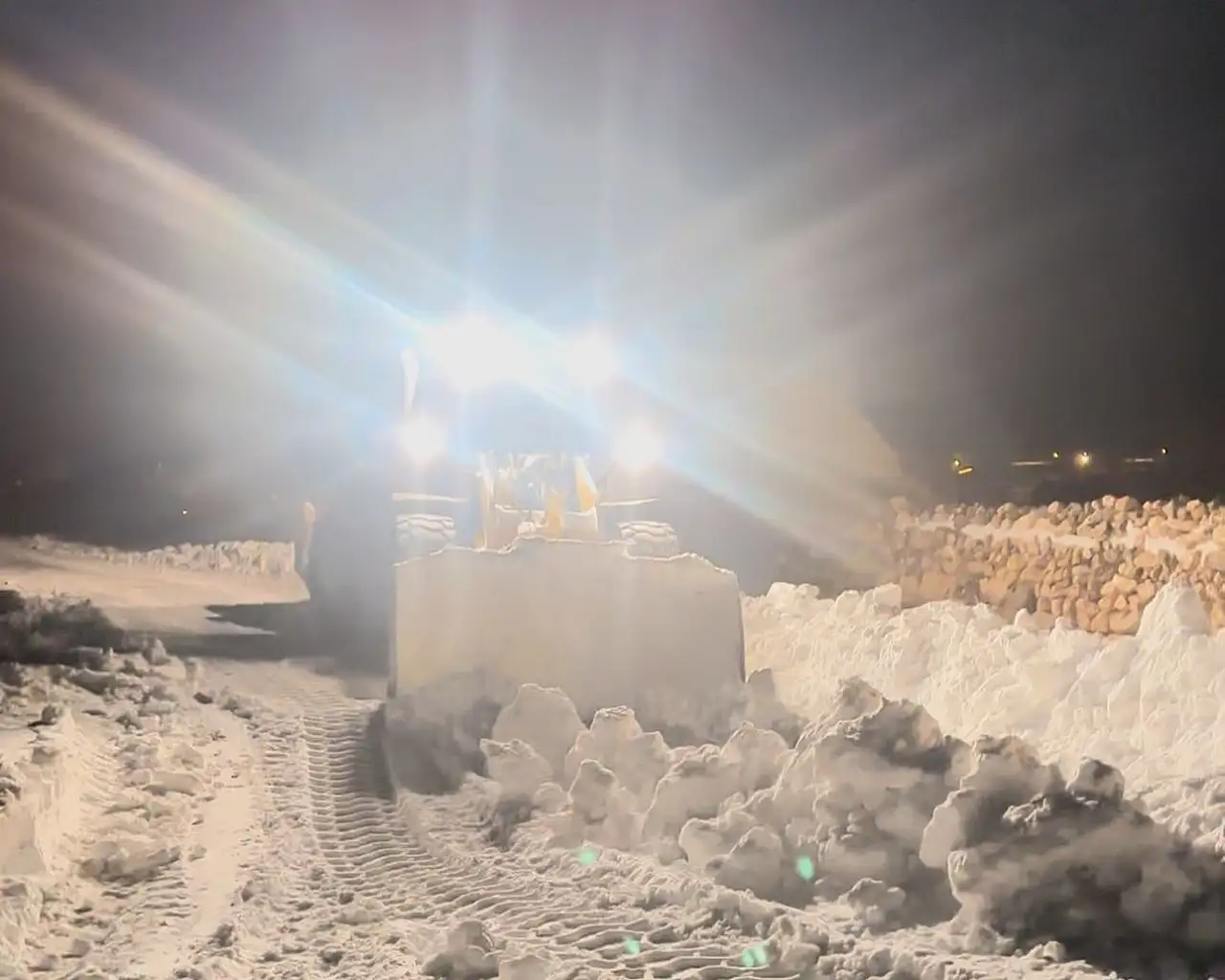 Doğubayazıt'ta kapanan köy yollarına hızlı müdahale