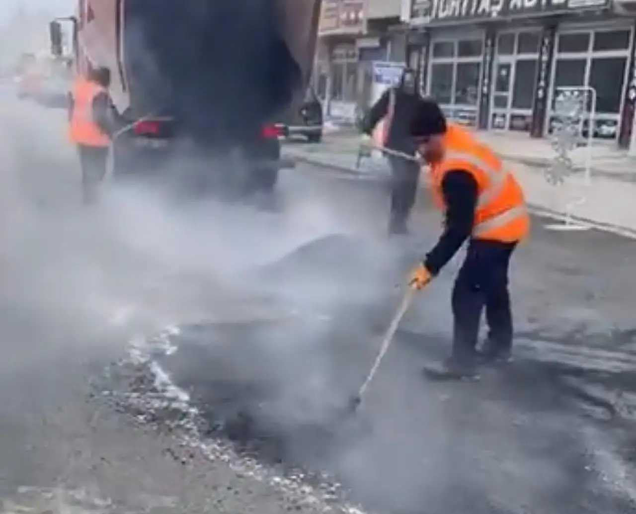 Ağrı'da Karayolları ekipleri sorumluluk alanındaki yolları yeniliyor