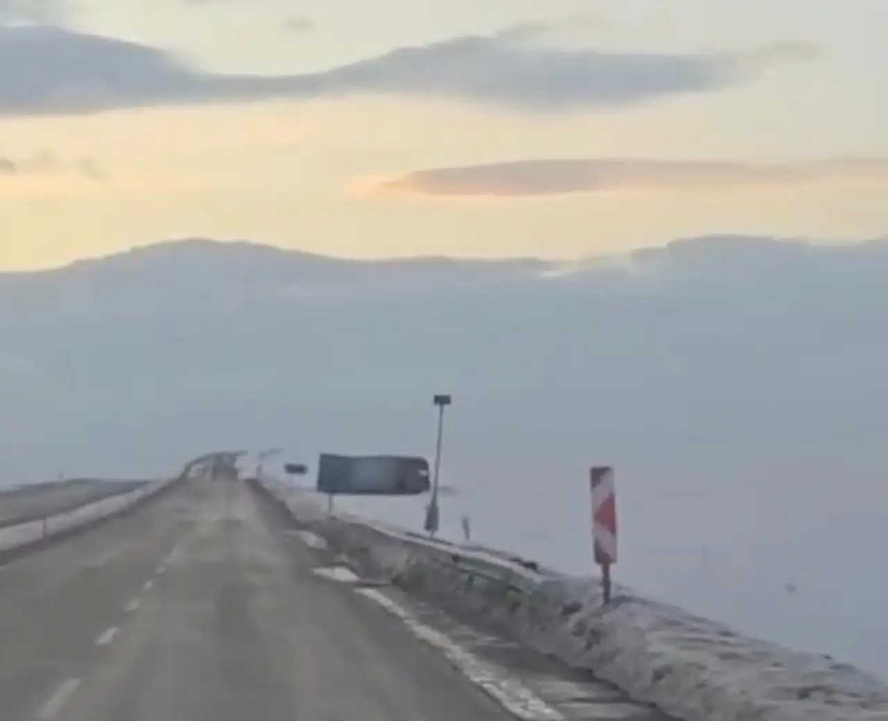 Diyadin ile Taşlıçay arasında trafik alarmı: Tır yan yattı