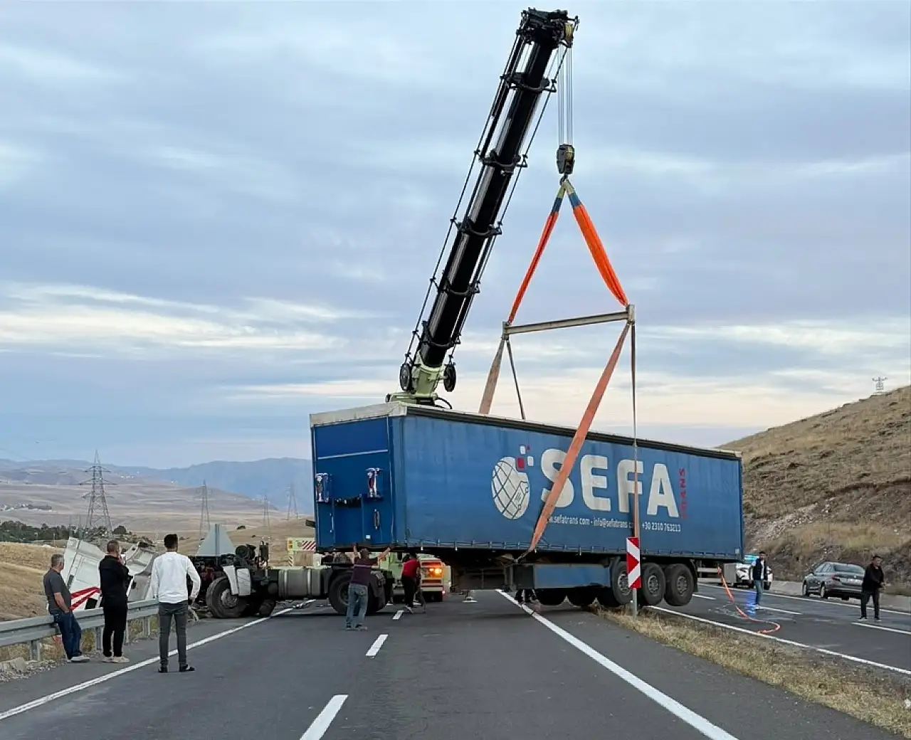 Kars'ta tır şarampole devrildi