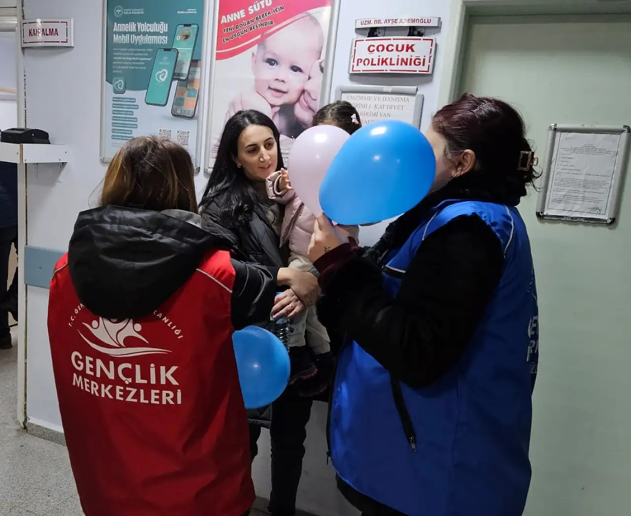 Doğubayazıt Gençlik Merkezi, hastanedeki çocuklara moral verdi