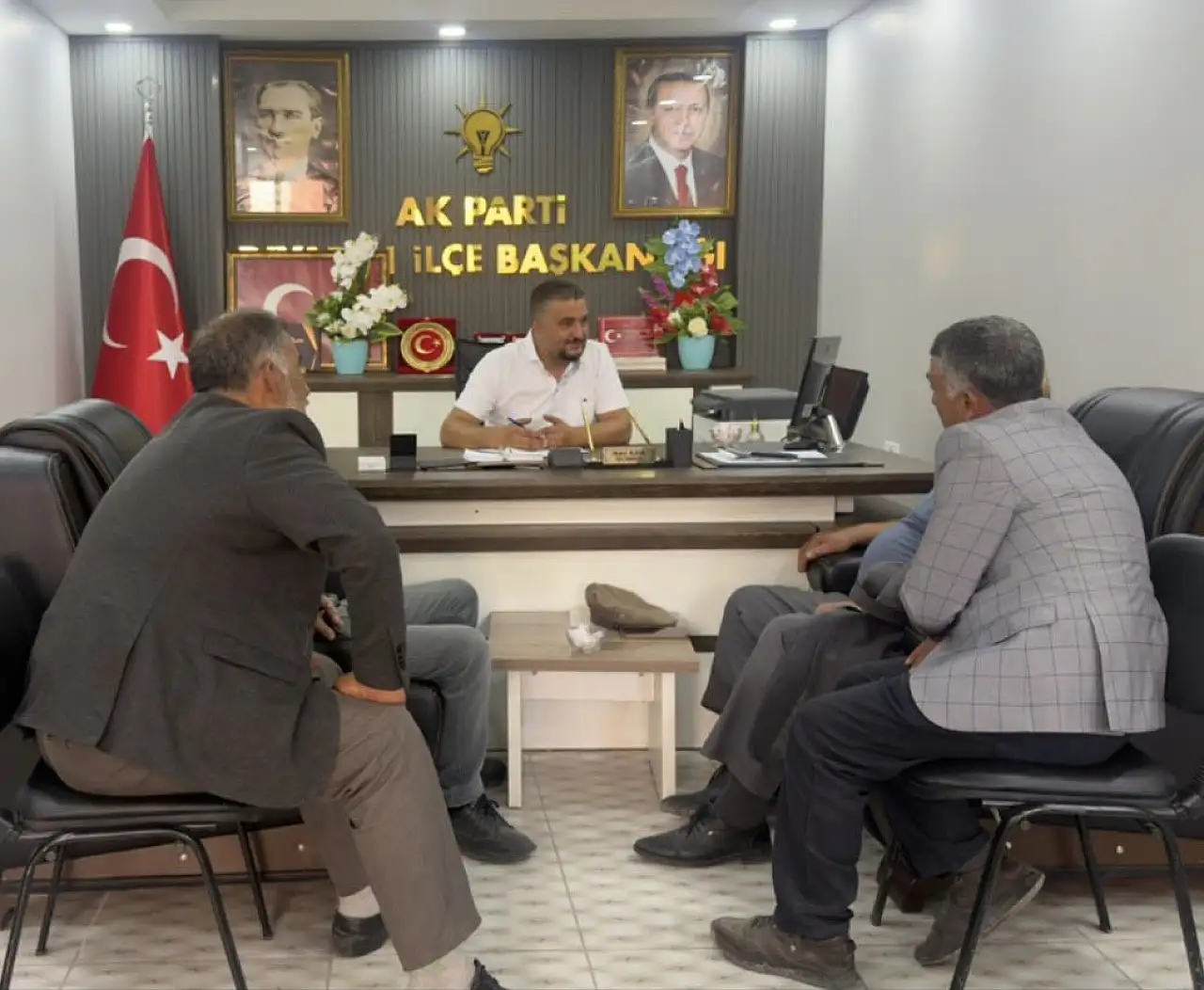 AK Parti Diyadin İlçe Başkanı Naci Kaya vatandaşlarla bir araya geldi