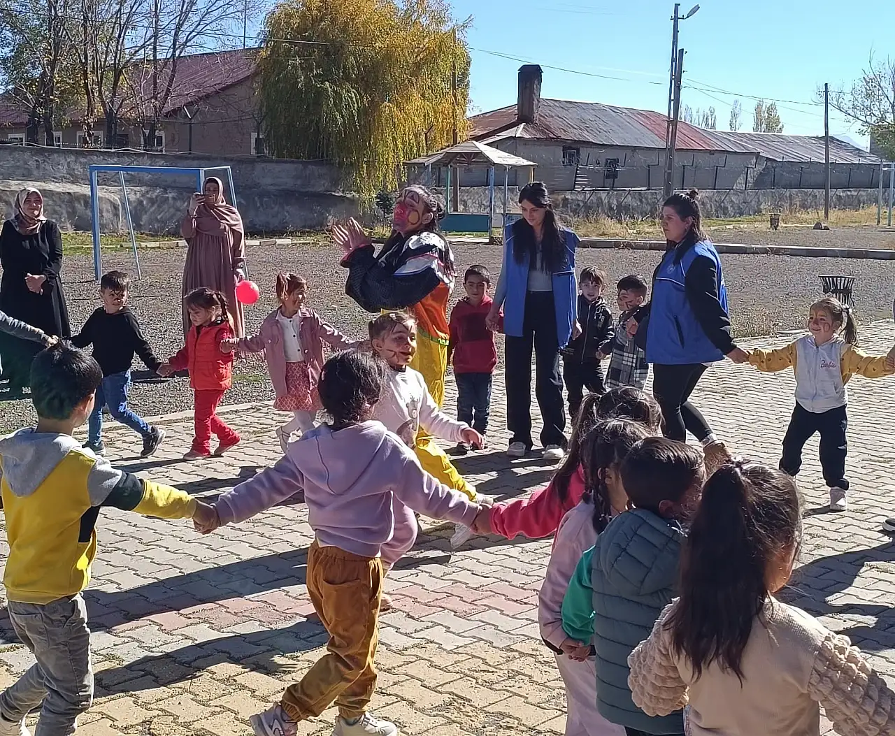 Patnos'ta çocuklar gönüllülerle unutulmaz anlar yaşadı