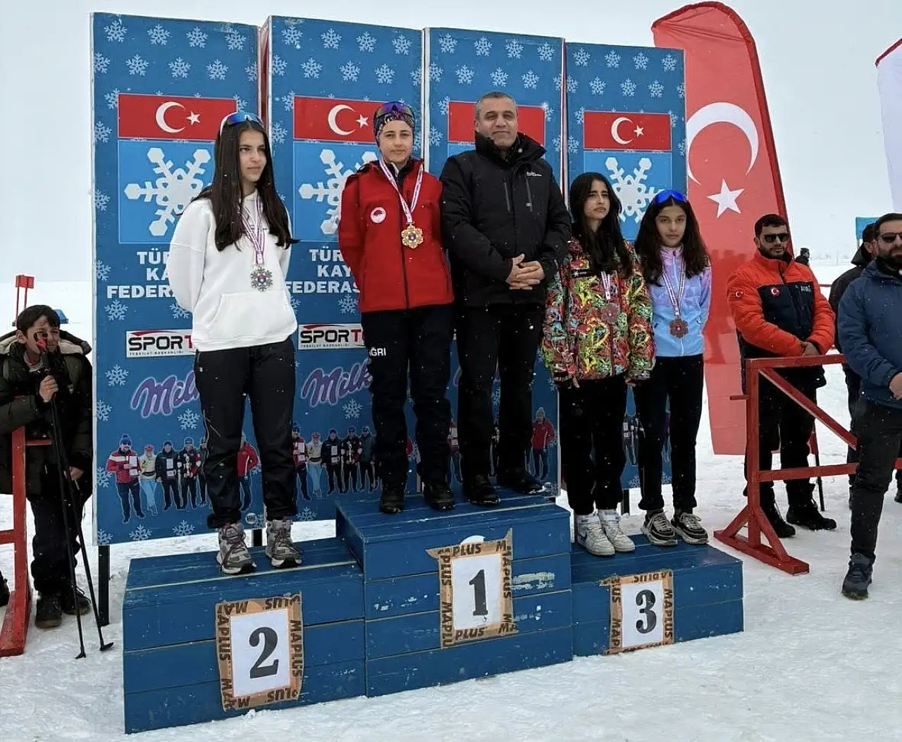 Genç kayakçılar Yüksekova'da Ağrı'yı başarıyla temsil etti