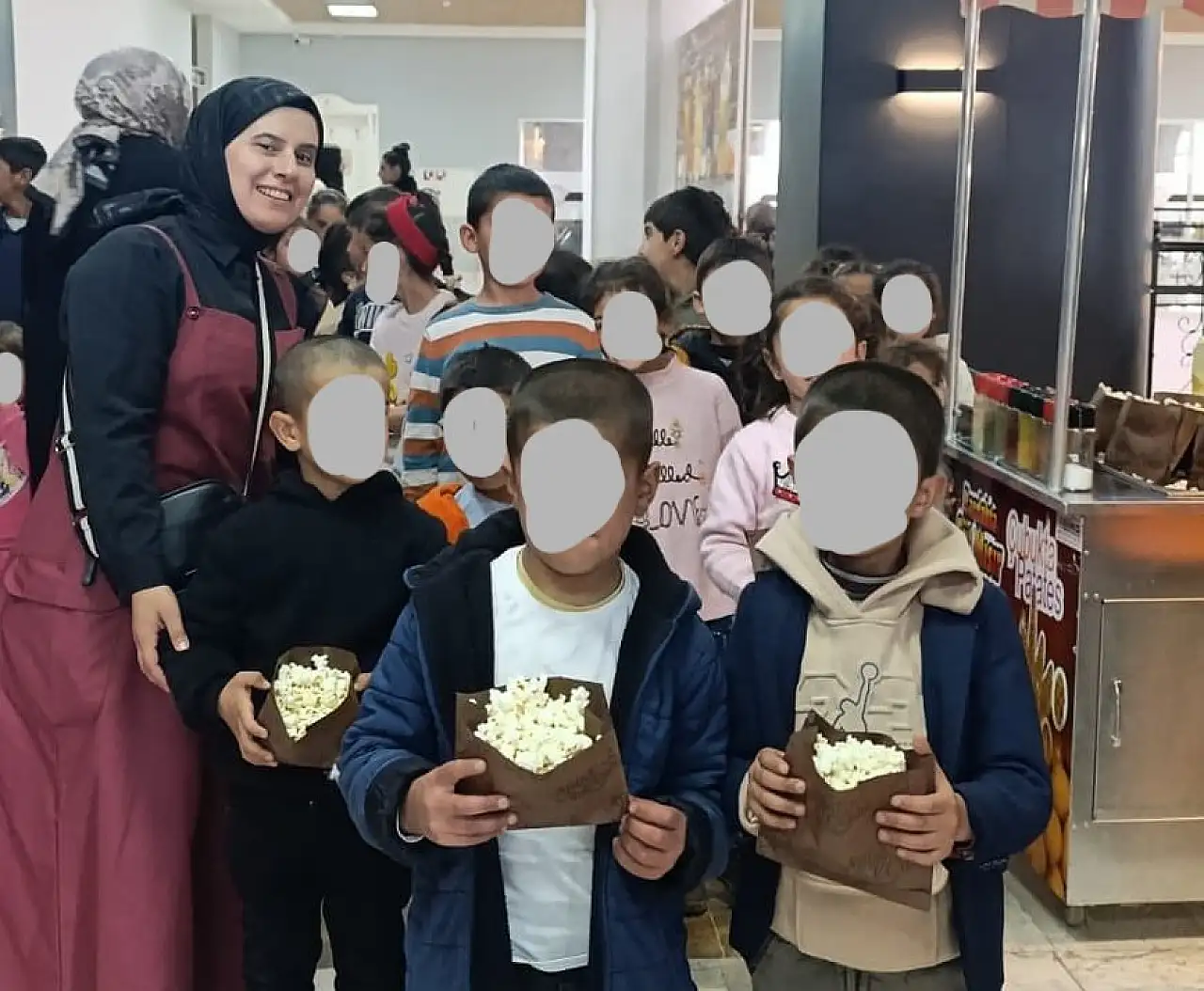 Burgulu Köyü öğrencilerinden Ağrı'da sinema keyfi