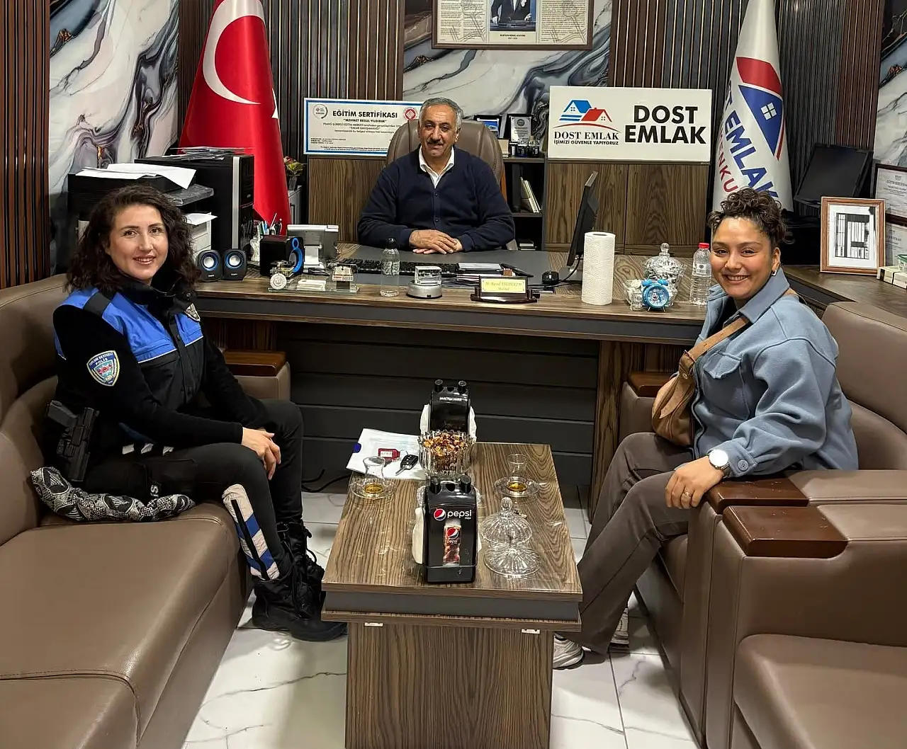 Ağrı'da polisler okul güvenliği için muhtarın kapısı çalındı