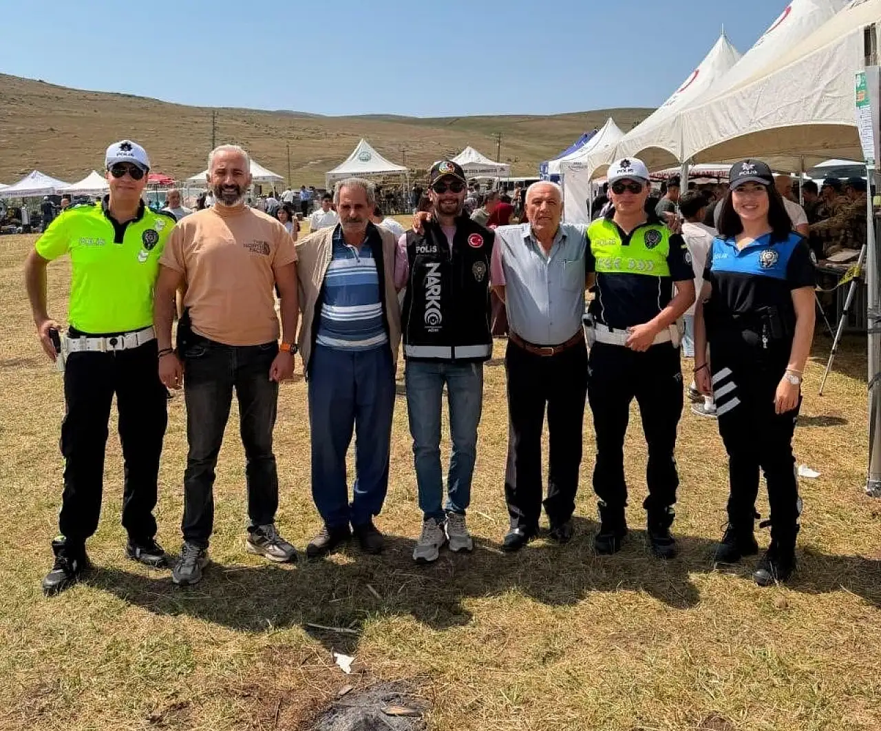 Ağrı polisi Balık Gölü Şenliği'nde vatandaşları bilgilendirdi