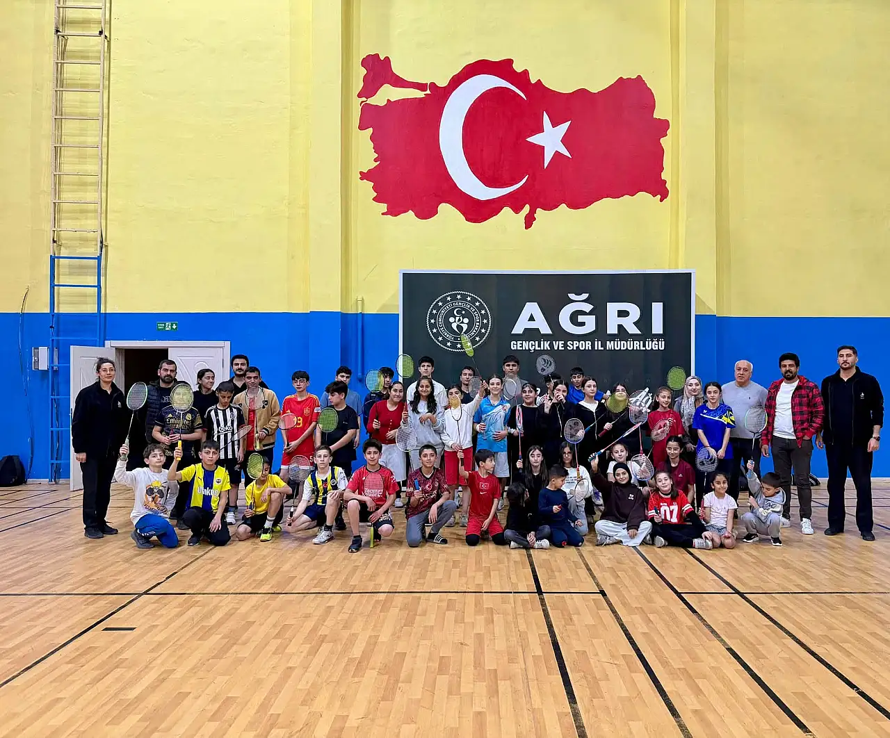 Ağrı'da Cumhuriyet Bayramı için badminton turnuvası düzenlendi