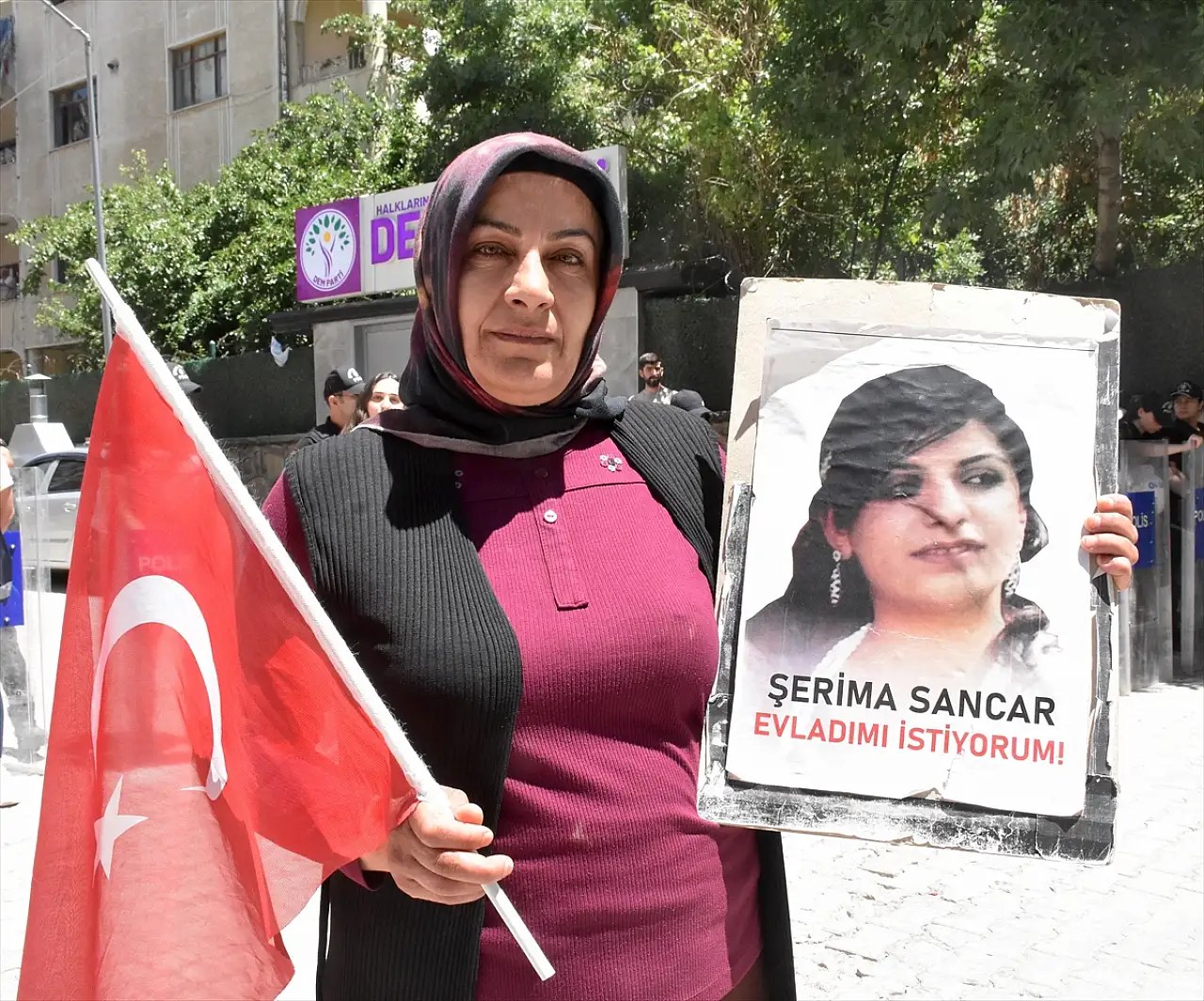 Van'da evlat nöbeti sürüyor: Ailelerden çocuklarına teslim ol çağrısı