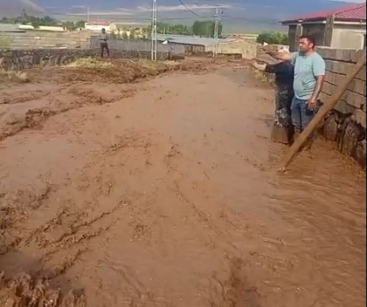 Sağanak Doğubayazıt'ı vurdu: Köy yolları sele teslim oldu