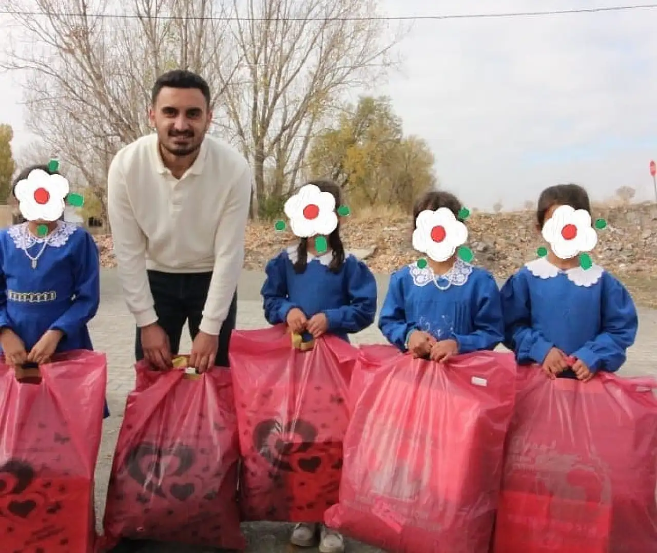 Ağrı'da köy okuluna taşınan 'Bir Mont Bir Bot Bir Bilgi' projesi minikleri sevindirdi