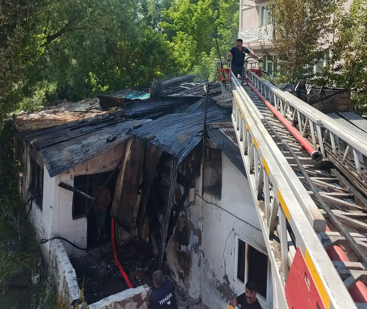 Ağrı'da korkutan ev yangınında itfaiyenin hızlı müdahalesi ile facia önledi