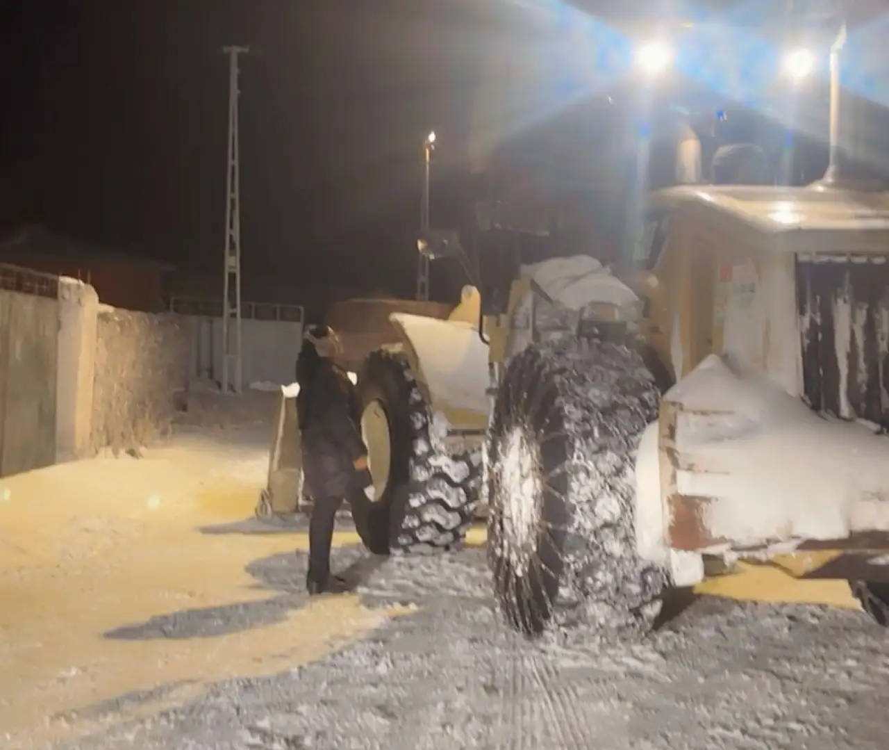 Doğubayazıt'ta kapanan köy yollarına hızlı müdahale