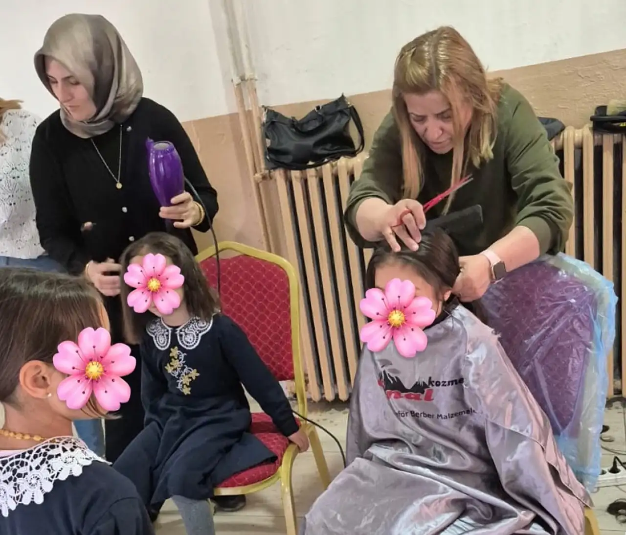 Ağrı'da miniklerin saçları yenilendi yüzleri tebessümle doldu