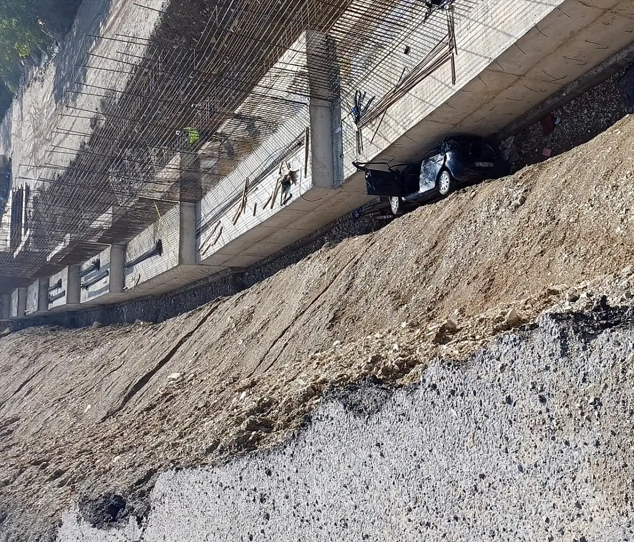 Erzurum'da otomobil 5 metreden düştü: 3 kişi hayatını kaybetti