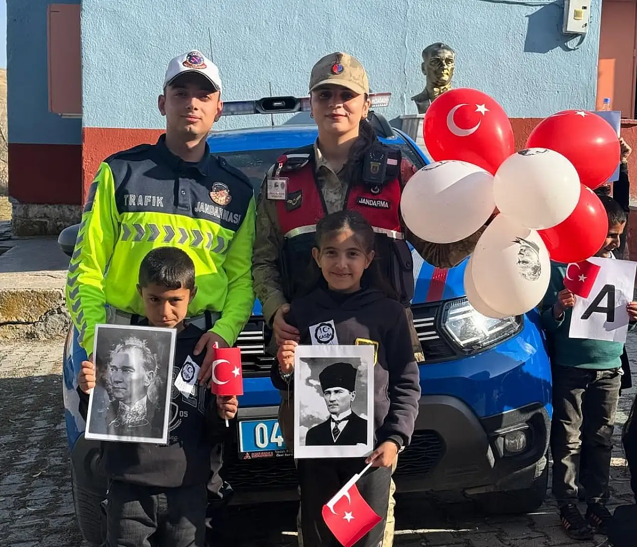 Jandarma personeli öğrencilerle 10 Kasım'ı andı