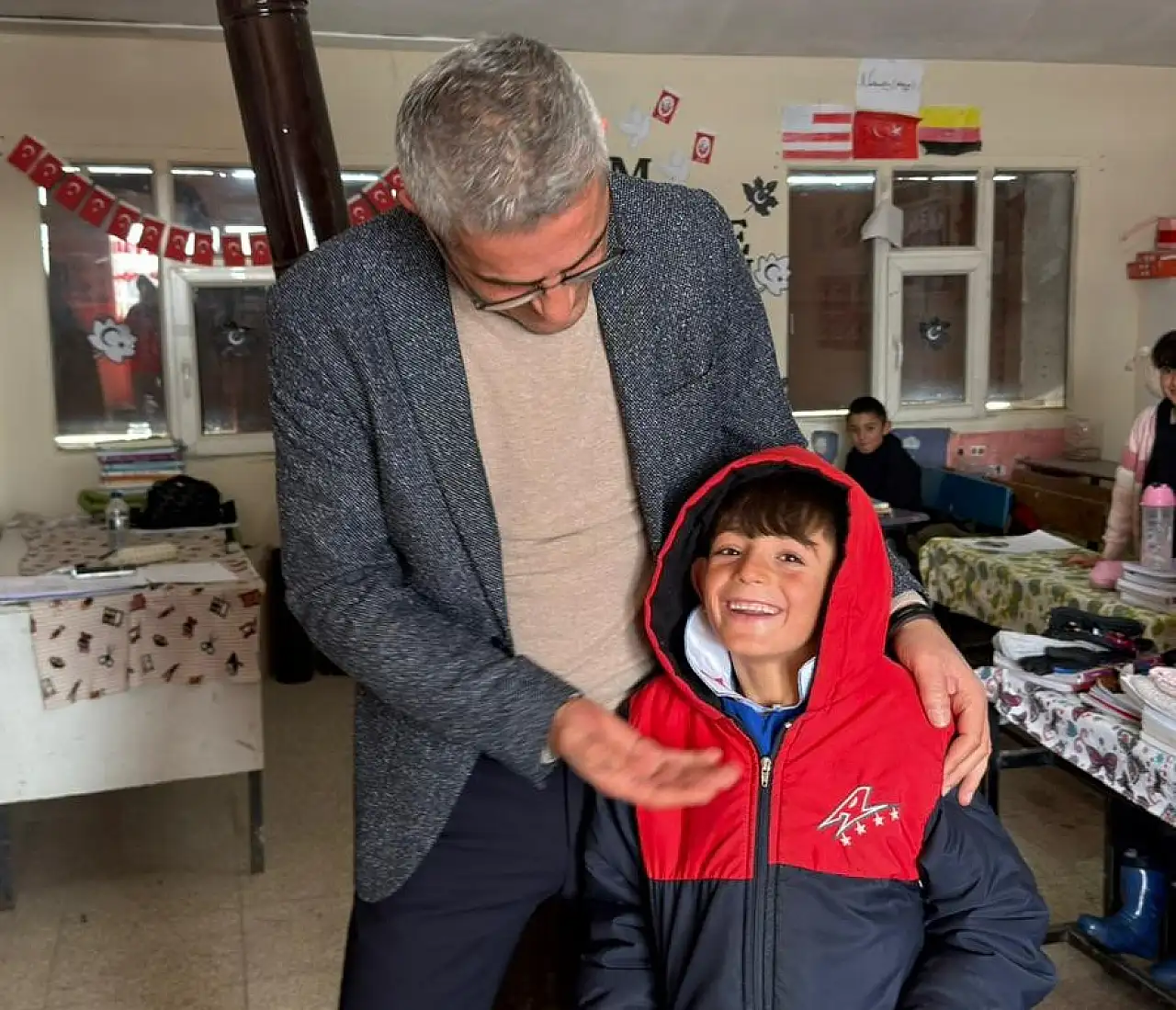 Hallaç İlkokulu'nda öğrencilerle buluşan Şen, eğitim sürecini inceledi